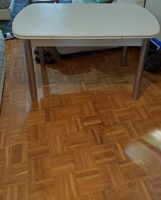 Mesa extensible blanca y plata