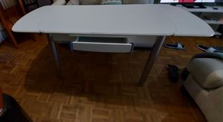 Mesa extensible blanca y plata