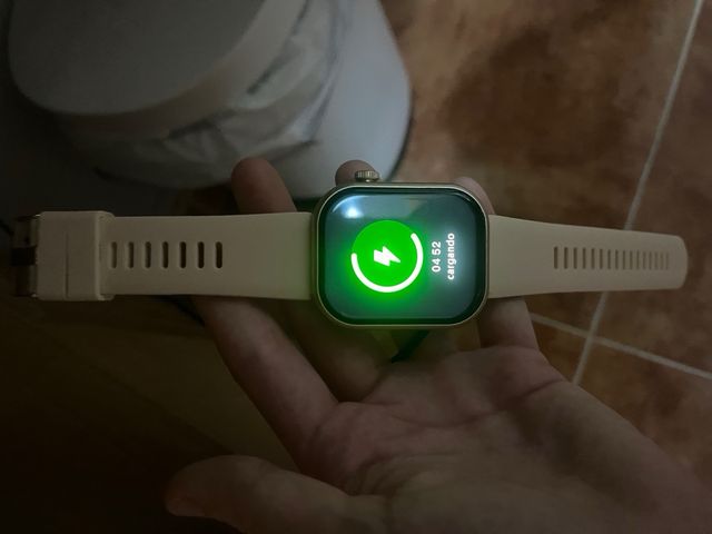 Reloj inteligente dorado