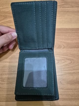 Cartera negra con estampado