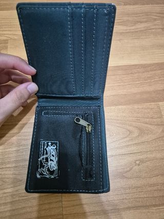 Cartera negra con estampado