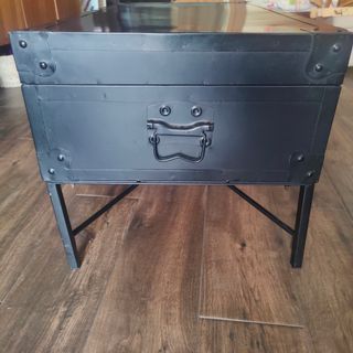 Mesa baúl metal negra