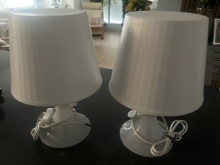 2 lamparitas IKEA blancas por 6€ las dos. no separ