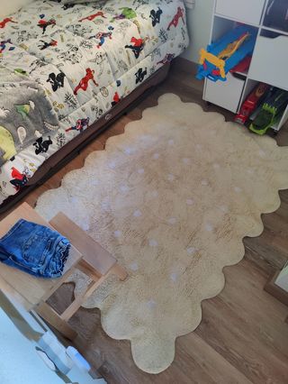 Alfombra infantil beige con lunares blancos 120x17