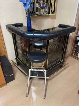 Mueble bar Martin negro y dorado, con 2 taburetes