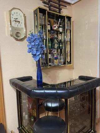 Mueble bar Martin negro y dorado, con 2 taburetes
