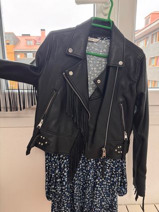Chaqueta biker negra Bershka flecos