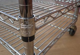 Estantería o mesita metálica con ruedas