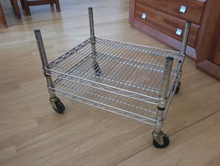 Estantería o mesita metálica con ruedas