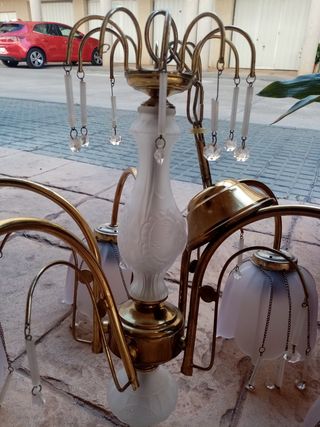 Lampara antigua dorada con tulipas