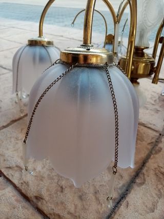 Lampara antigua dorada con tulipas