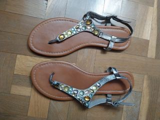 Sandalias planas doradas