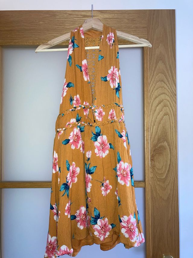 Vestido floral naranja y rosa