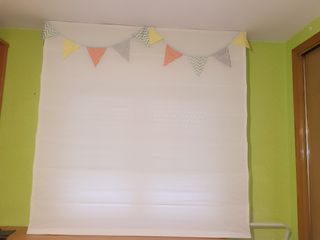 Estor blanco roto de loneta. Guirnalda de regalo.