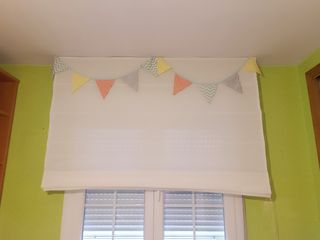 Estor blanco roto de loneta. Guirnalda de regalo.