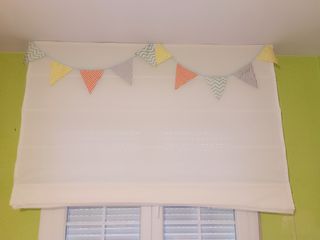 Estor blanco roto de loneta. Guirnalda de regalo.