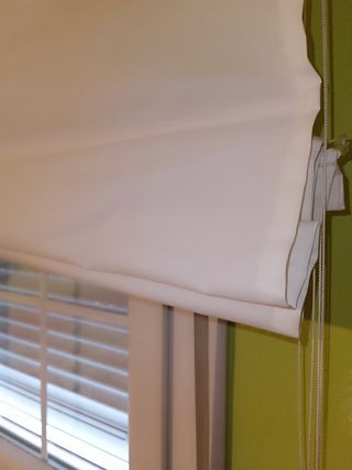 Estor blanco roto de loneta. Guirnalda de regalo.