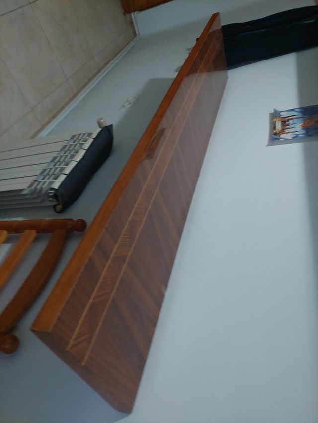 Estantería de madera marrón