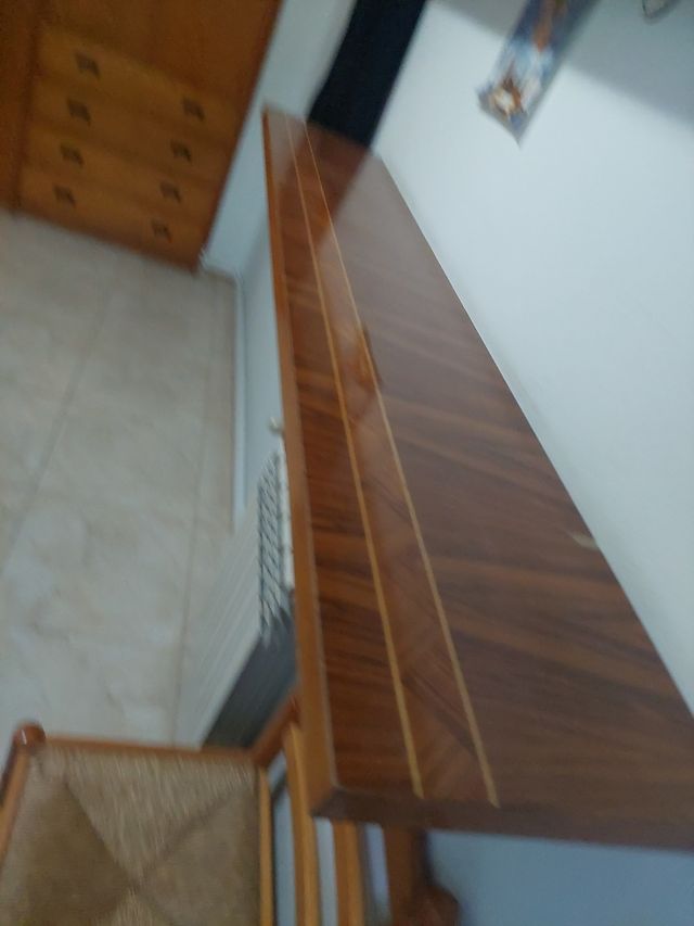 Estantería de madera marrón