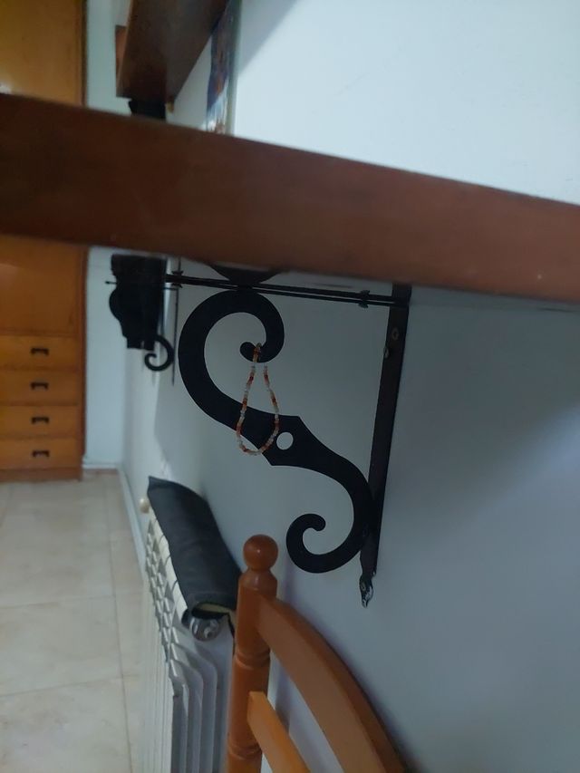 Estantería de madera marrón