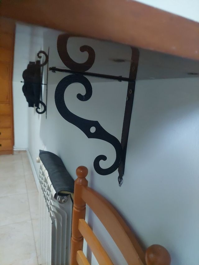 Estantería de madera marrón