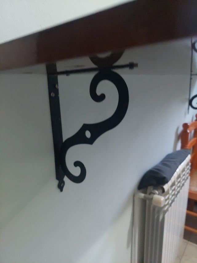 Estantería de madera marrón