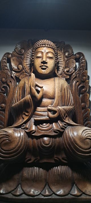 Escultura Buda de madera tallada.
