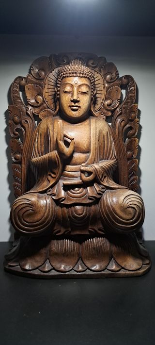 Escultura Buda de madera tallada.
