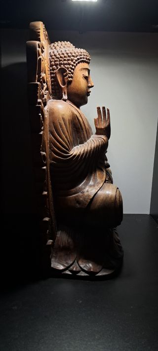 Escultura Buda de madera tallada.