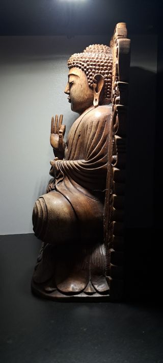 Escultura Buda de madera tallada.