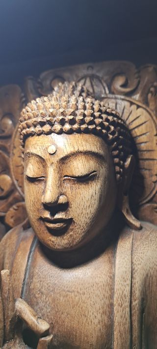 Escultura Buda de madera tallada.
