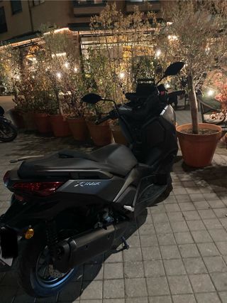 Yamaha XMAX 300 año 2024 - Gris oscuro mate
