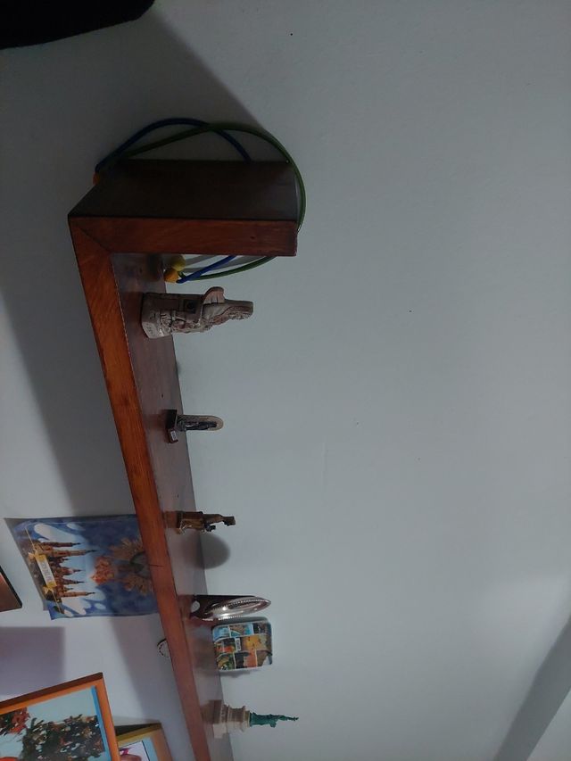 Estantería de madera marrón