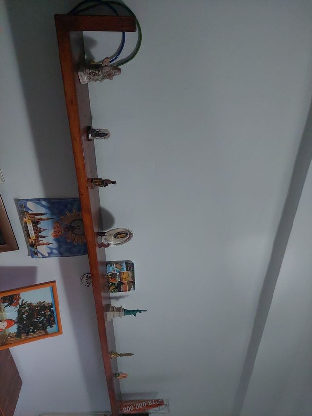 Estantería de madera marrón