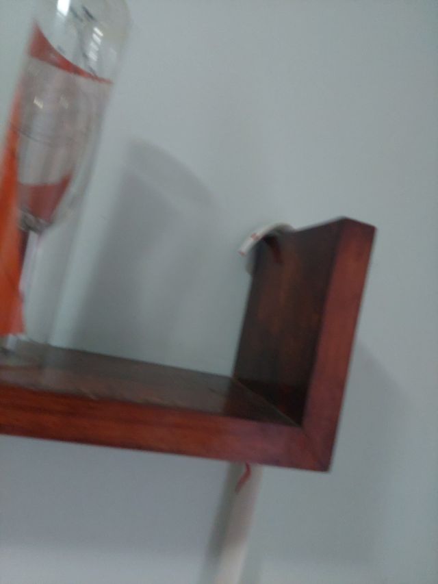 Estantería de madera marrón