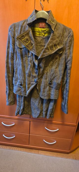 Traje de chaqueta y falda de Plural