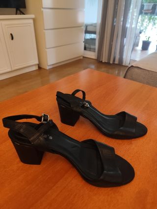 Sandalias negras tacón bajo