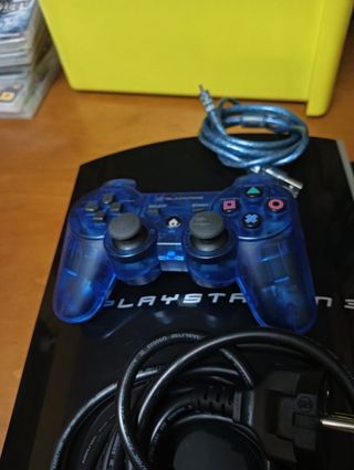 PS3 (PlayStation 3) y 3 mandos.