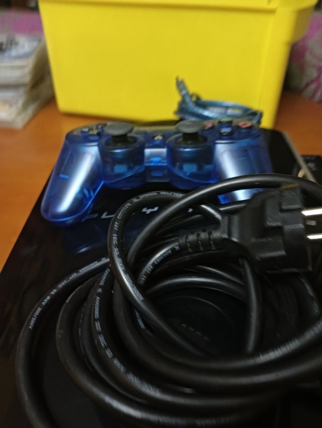 PS3 (PlayStation 3) y 3 mandos.