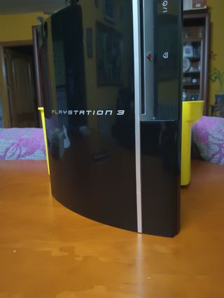 PS3 (PlayStation 3) y 3 mandos.