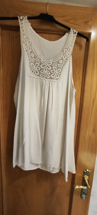 Blusa blanca ancha sin mangas