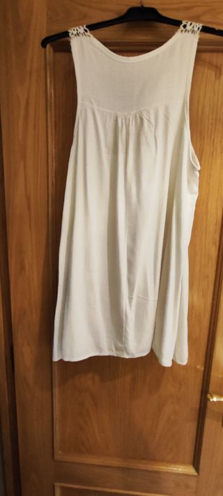 Blusa blanca ancha sin mangas