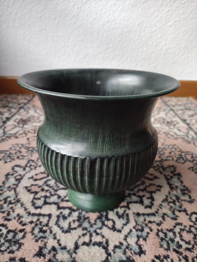 Jarrón metálico verde