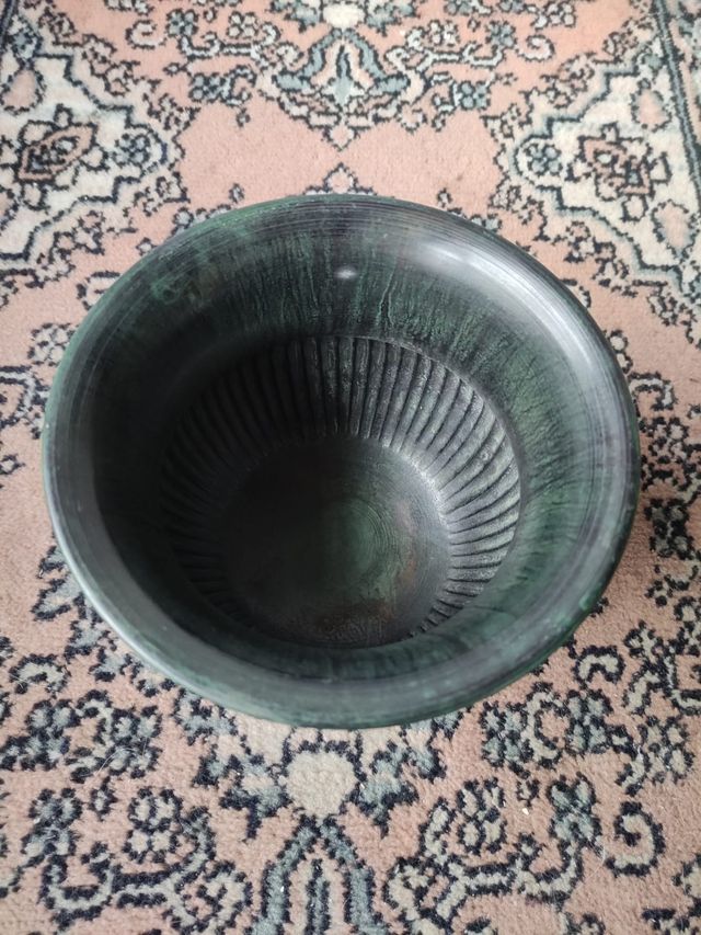 Jarrón metálico verde