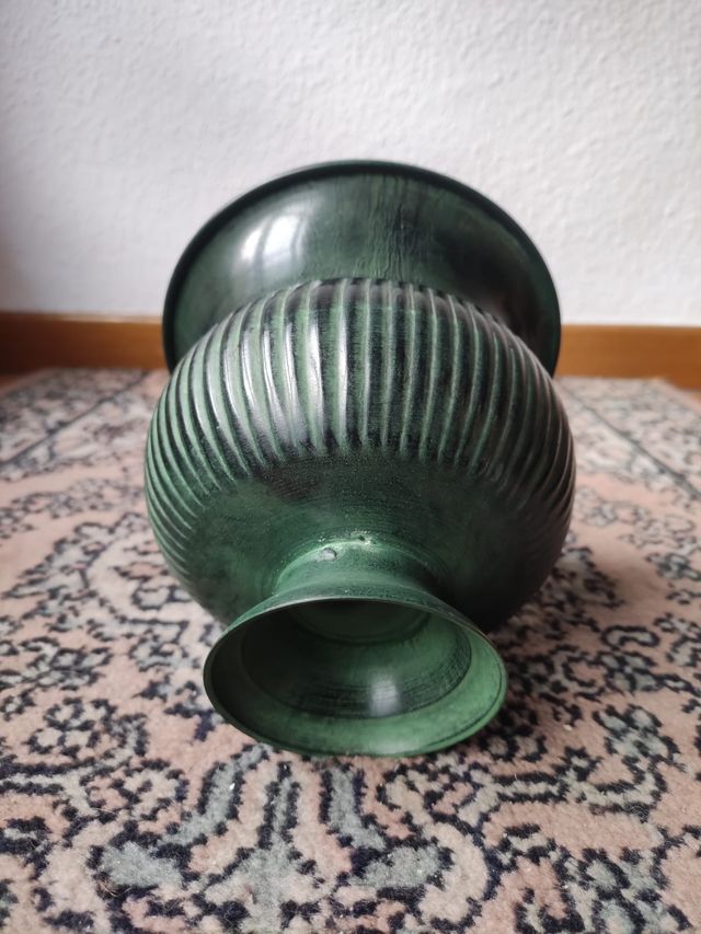 Jarrón metálico verde