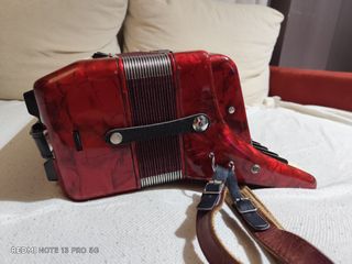 Acordeón Estrella - 80 bajos, 37 teclas