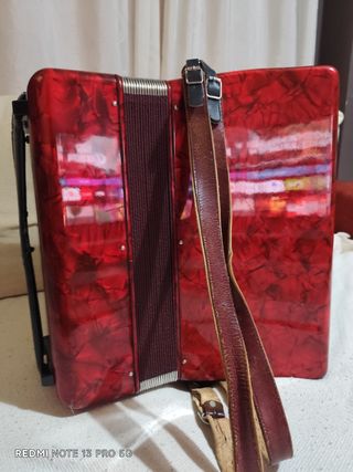 Acordeón Estrella - 80 bajos, 37 teclas