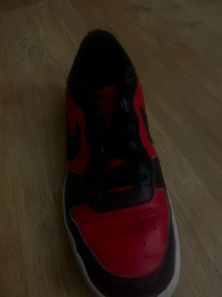Zapatillas Nike rojas y negras
