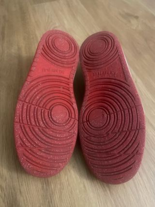 Zapatillas Nike rojas y negras