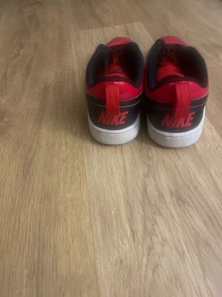 Zapatillas Nike rojas y negras